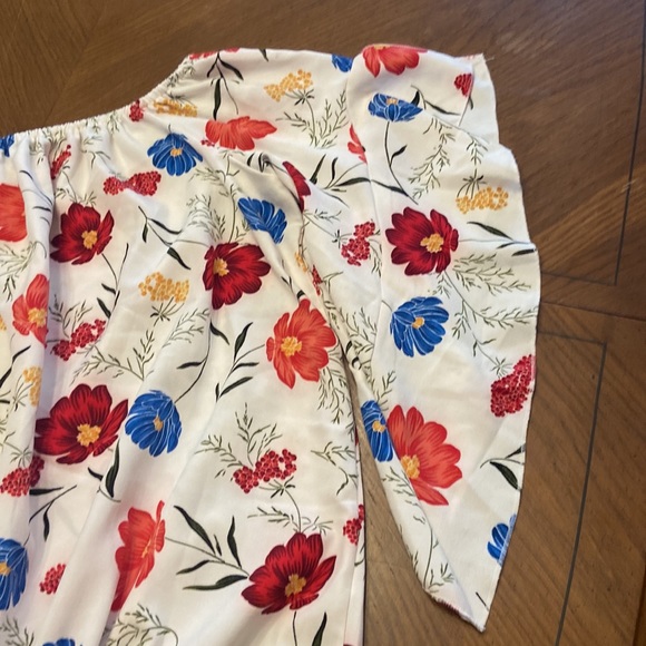 🏫5/2510/50🏫 Dramatic sleeve floral top by and the why size large - Picture 3 of 8